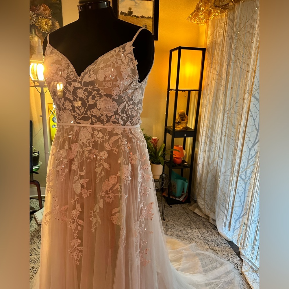 size 10 Enchanting by Mon Cheri Professionally dry cleaned in box.